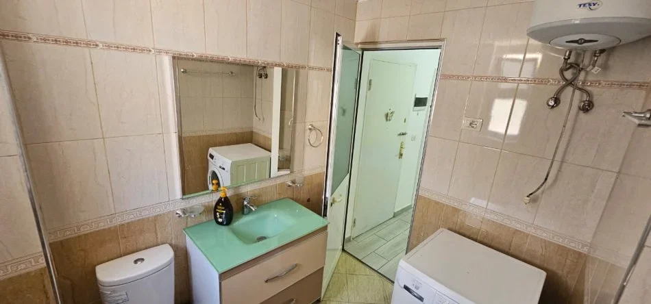 Tirane, jepet me qera apartament 1+1+Ballkon Kati 3, 60 m² 500 € (Rr. E Barrikadave, perballe Sami Frasherit)