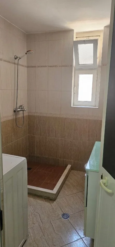 Tirane, jepet me qera apartament 1+1+Ballkon Kati 3, 60 m² 500 € (Rr. E Barrikadave, perballe Sami Frasherit)