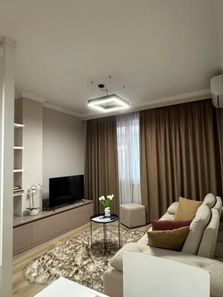 Tirane, jepet me qera apartament 1+1+Ballkon Kati 4, 65 m² 850 € (Blloku)