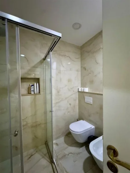 Tirane, jepet me qera apartament 1+1 Kati 4, 65 m² 850 € (BLLOK)
