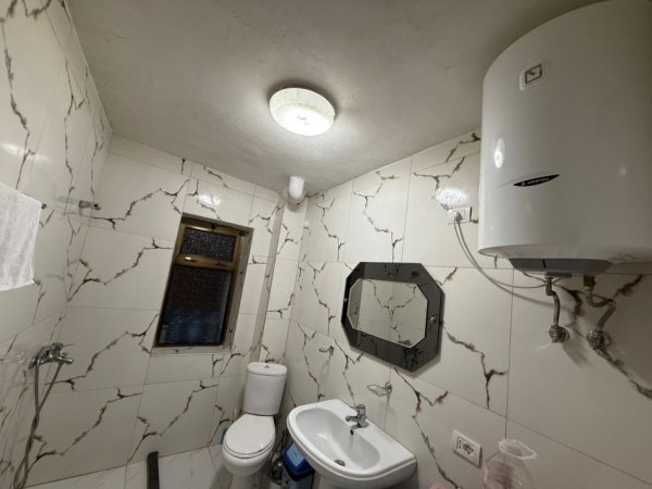 Tirane, jepet me qera apartament 1+1+Ballkon Kati 2, 60 m² 500 € (Perballe Harry Fultz)