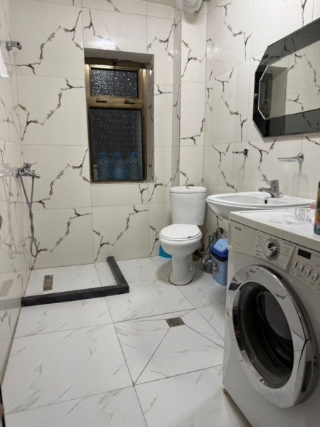 Tirane, jepet me qera apartament 1+1+Ballkon Kati 2, 60 m² 500 € (Perballe Harry Fultz)