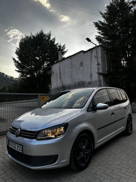 Tirane, shes makine VW Touran 1.6 Tdi Nafte, gri metalizato manuale Klima 200.000 km 5.700 €