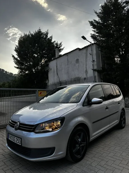 Tirane, shes makine VW Touran 1.6 Tdi Nafte, gri metalizato manuale Klima 200.000 km 5.700 €