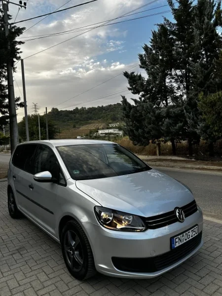 Tirane, shes makine VW Touran 1.6 Tdi Nafte, gri metalizato manuale Klima 200.000 km 5.700 €
