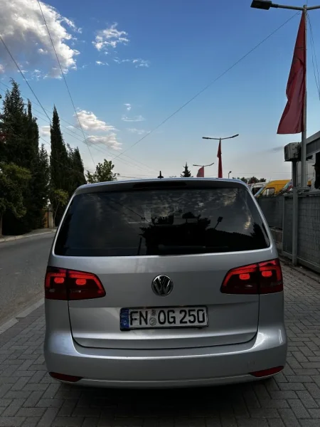 Tirane, shes makine VW Touran 1.6 Tdi Nafte, gri metalizato manuale Klima 200.000 km 5.700 €