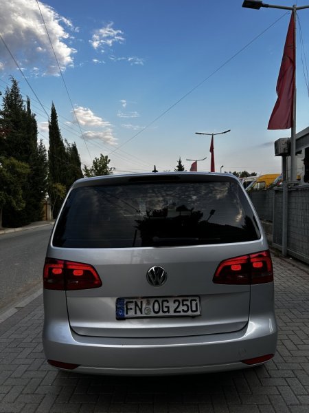 Tirane, shes makine VW Touran 1.6 Tdi Nafte, gri metalizato manuale Klima 200.000 km 5.700 €