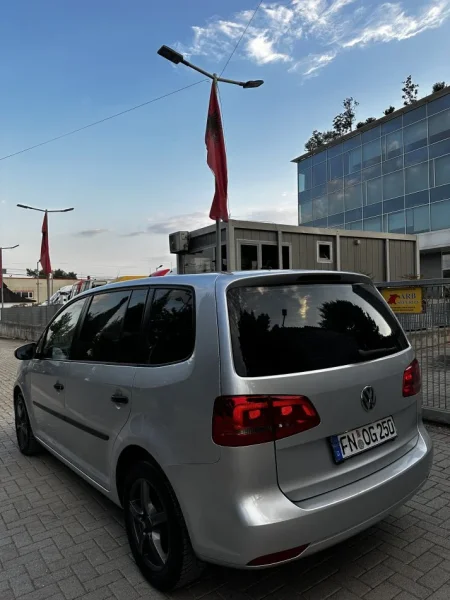 Tirane, shes makine VW Touran 1.6 Tdi Nafte, gri metalizato manuale Klima 200.000 km 5.700 €