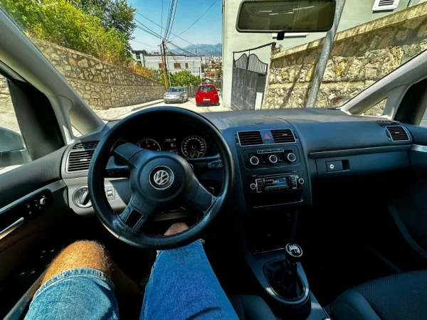 Tirane, shes makine VW Touran 1.6 Tdi Nafte, gri metalizato manuale Klima 200.000 km 5.700 €