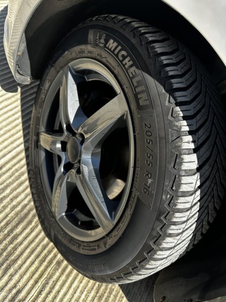 Tirane, shes makine VW Touran 1.6 Tdi Nafte, gri metalizato manuale Klima 200.000 km 5.700 €