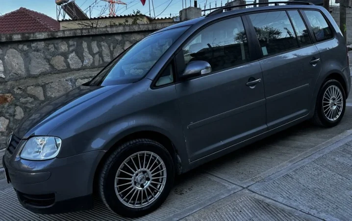 Tirane, shes makine Touran 1.9 Tdi 2006 Nafte, gri e erret manuale Klima 200.000 km 3.300 €