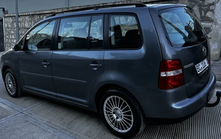Tirane, shes makine Touran 1.9 Tdi 2006 Nafte, gri e erret manuale Klima 200.000 km 3.300 €