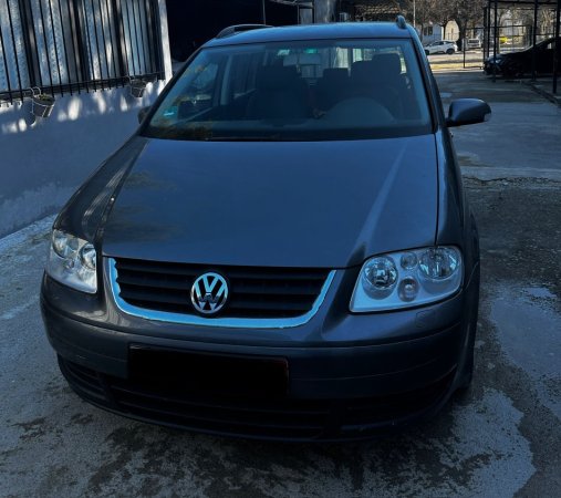 Tirane, shes makine Touran 1.9 Tdi 2006 Nafte, gri e erret manuale Klima 200.000 km 3.300 €