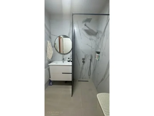 Tirane, jepet me qera apartament Kati 5, 82 m² 900 € (Rruga e Elbasanit)