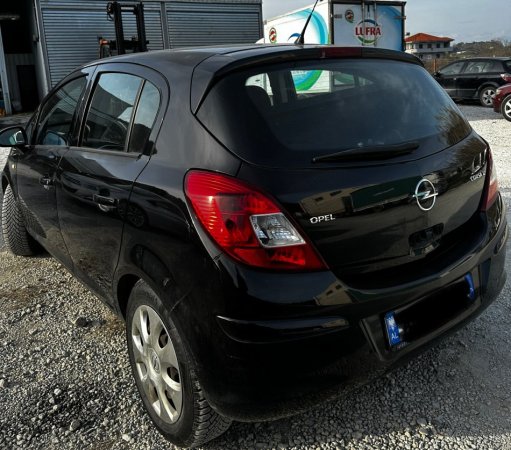 Tirane, shes makine Opel corsa 1.2 Super Ekonomike 2009 Benzin, e zeze manuale Kondicioner 180.000 km 3.100 €