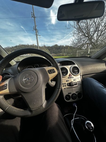 Tirane, shes makine Opel corsa 1.2 Super Ekonomike 2009 Benzin, e zeze manuale Kondicioner 180.000 km 3.100 €