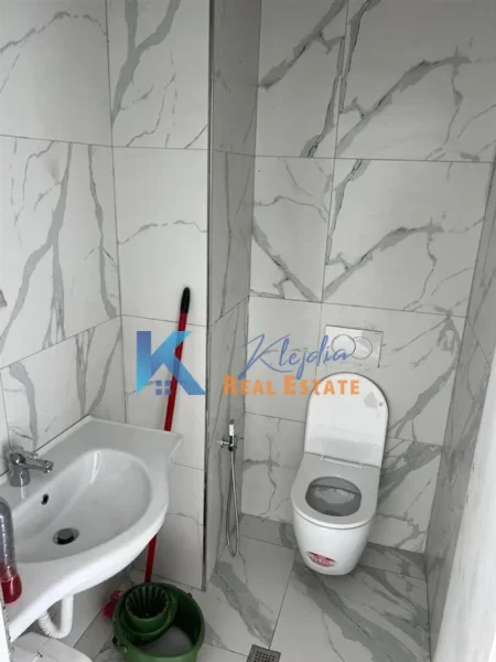 Tirane, jap me qera zyre Kati 1, 63 m² 1000 € (Liqeni Artificial/Lake View Residence)