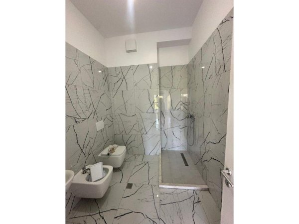 Tirane, jepet me qera apartament 2+1 Kati 1, 600 € 