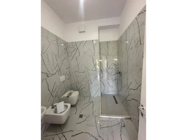 Tirane, jepet me qera apartament 2+1 Kati 1, 600 € 