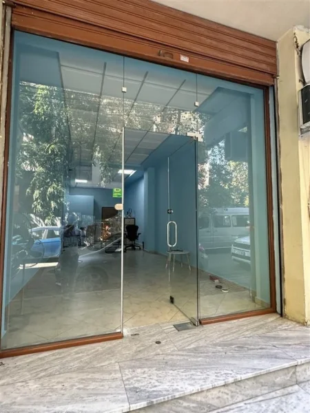 Tirane, shitet dyqan Kati 0, 42 m² 82.000 € 