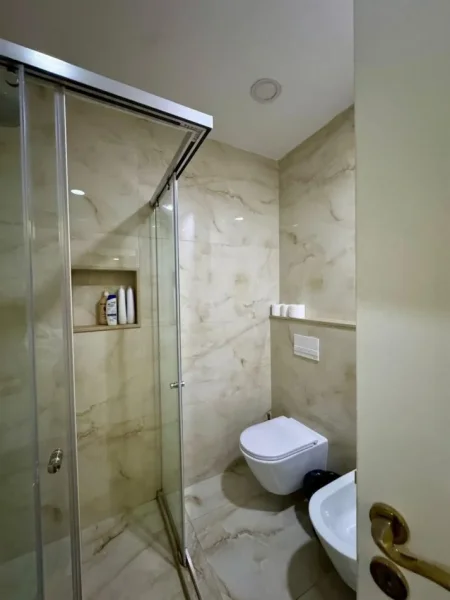 Tirane, jepet me qera apartament 1+1+Ballkon , 70 m² 850 € (Blloku)