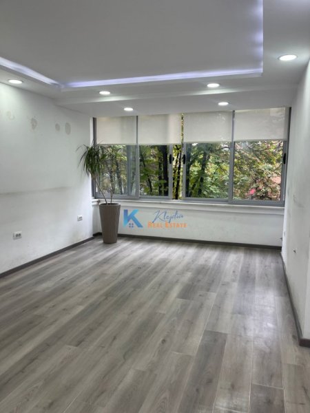 Tirane, jap me qera zyre Kati 3, 85 m² 800 € (Bllok, Rruga Sami Frasheri)