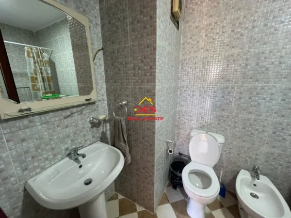 Vlore, jepet me qera apartament 1+1+Ballkon Kati 10, 70 m² 350 € (Rruga Sadik Zotaj)