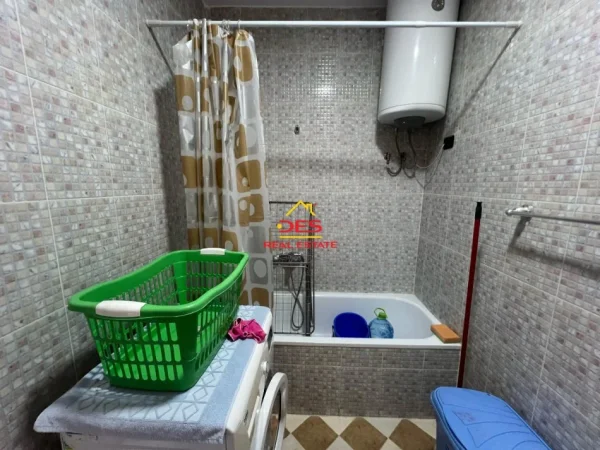 Vlore, jepet me qera apartament 1+1+Ballkon Kati 10, 70 m² 350 € (Rruga Sadik Zotaj)