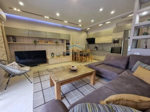 Tirane, jepet me qera apartament 2+1 , 104 m² 900 € 