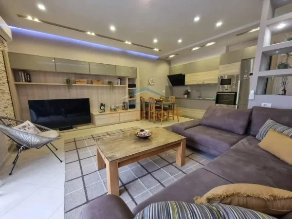 Tirane, jepet me qera apartament 2+1 , 104 m² 900 € (KOPSHTI ZOOLOGJIK)