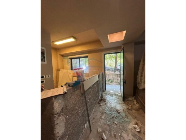 Tirane, jepet me qera ambjent biznesi Kati 1, 112 m² 1.000 € 