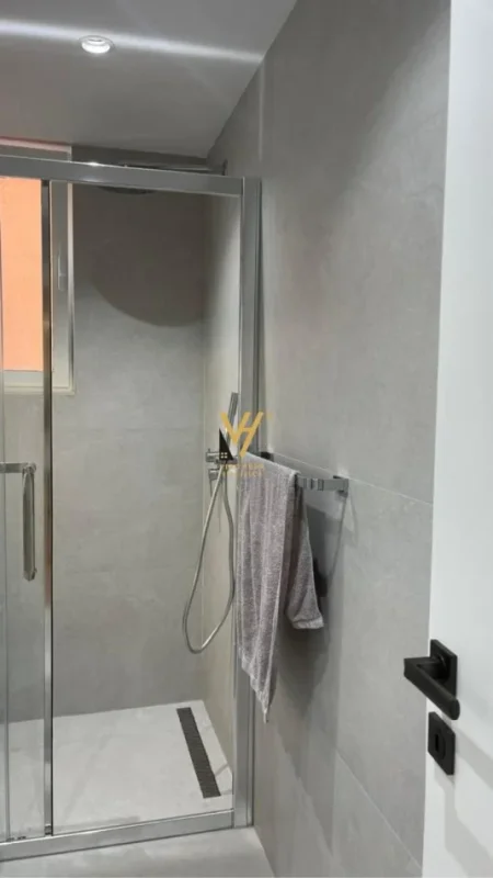 Tirane, jepet me qera apartament 1+1+Ballkon Kati 2, 75 m² 800 € (BLLOK)