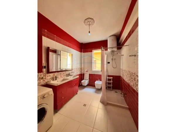 Tirane, jepet me qera apartament 2+1 Kati 2, 90 m² 550 € (Rruga 5 Maji)