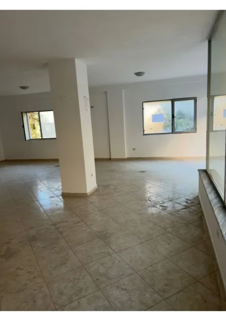 Durres, jepet me qera ambjent biznesi , 50 m² 400 € (ish rajoni)