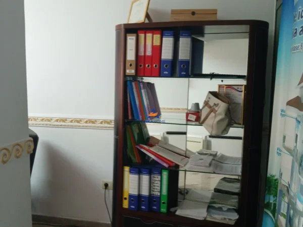 Tirane, jepet me qera zyre Kati 0, 48 m² 450 € (21 DHJETORI)