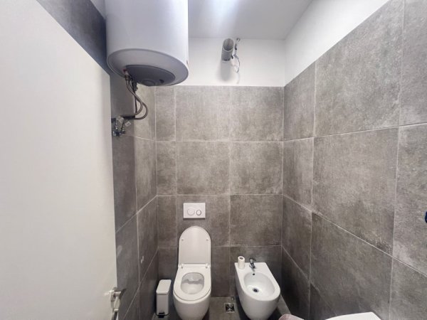 Tirane, jepet me qera ambjent biznesi Kati 0, 114 m² 1.500 € (Unaza e Re)
