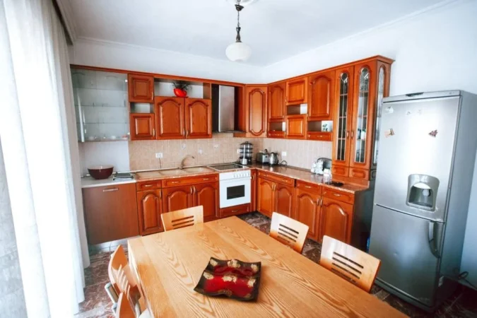 Tirane, jepet me qera apartament 3+1+Aneks+Ballkon Kati 4, 650 € (medreseja)