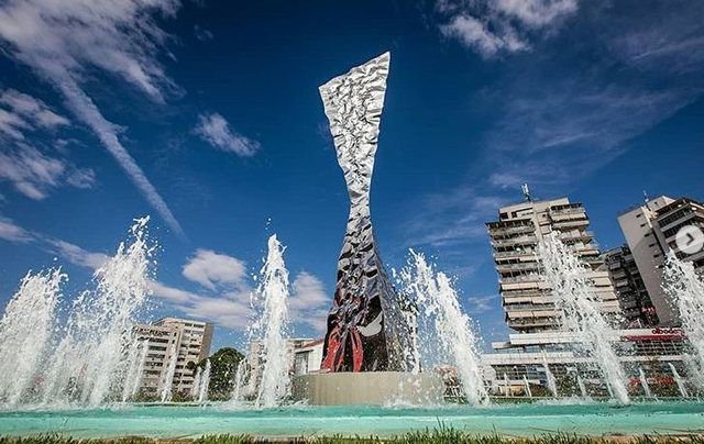 Tirane, jepet me qera dyqan Kati 0, 76 m² 2.000 € (ZOGU I ZI)