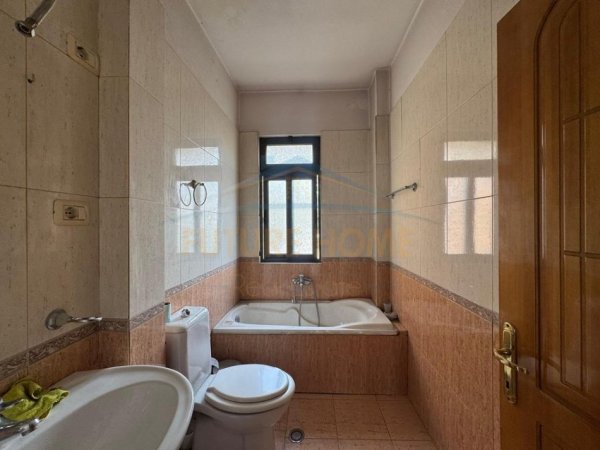 Tirane, jepet me qera ambjent biznesi Kati 2, 250 m² 1.800 € 