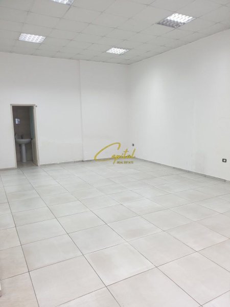 Tirane, jepet me qera dyqan Kati 0, 55 m² 500 € (KOMBINAT)