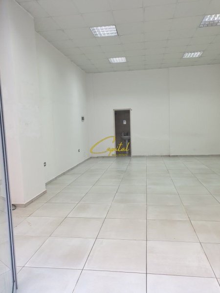 Tirane, jepet me qera dyqan Kati 0, 55 m² 500 € (KOMBINAT)