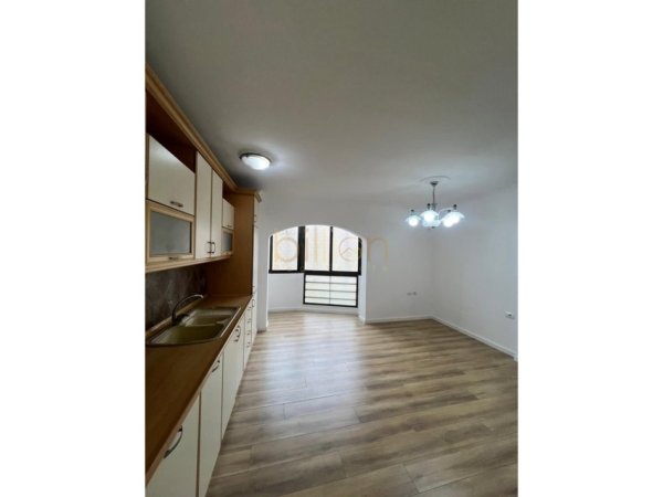 Tirane, shitet 2+1+Ballkon , 81 m² 165.000 € (Ish Fusha Aviacionit)