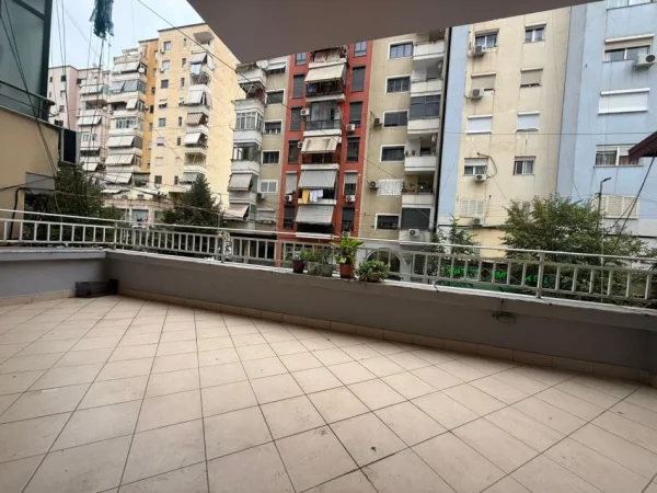 Tirane, jepet me qera apartament 2+1 , 104 m² 900 € 