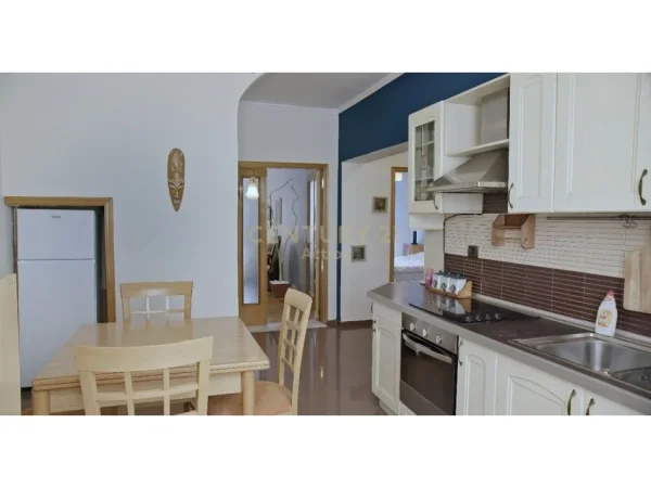 Tirane, jepet me qera apartament 2+1 Kati 4, 100 m² 730 € (Kafe Flora)