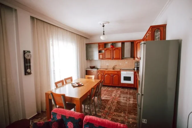 Tirane, jepet me qera apartament 3+1 Kati 4, 650 € (5 maji)