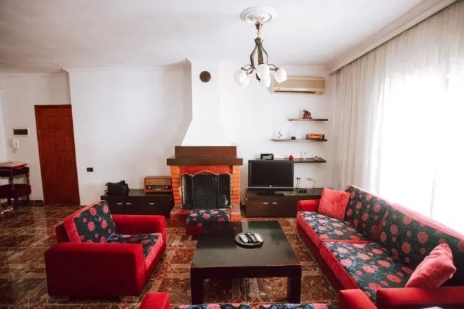 Tirane, jepet me qera apartament 3+1 Kati 4, 650 € (Medreseja)