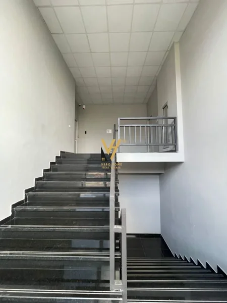 Tirane, jepet me qera ambjent biznesi Kati 1, 300 m² 3.000 € (PORCELAN)