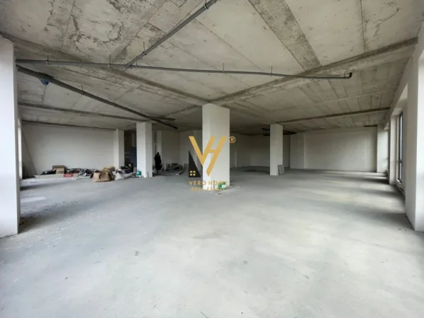 Tirane, jepet me qera ambjent biznesi Kati 1, 300 m² 3.000 € (PORCELAN)