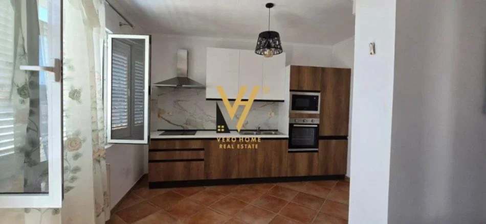 Tirane, jepet me qera Vile 2 Katshe Kati 0, 250 m² 700 € (SAUK)