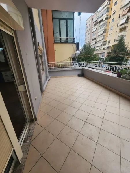 Tirane, shes apartament 2+1+Aneks+Ballkon Kati 1, 118 m² 320.000 € (Rruga Skender Luarasi)